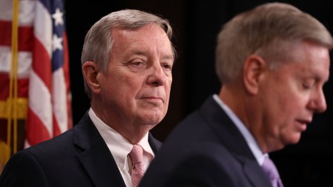 El senador Dick Durbin patrocina la ley que ayudaría a 'dreamers' y portadores de TPS.