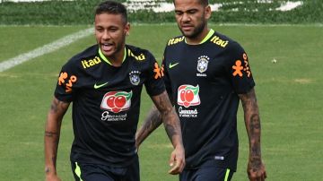 Neymar y Dani Alves con Brasil.