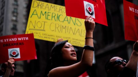 Los 'dreamers' son contemplados en una reforma migratoria.