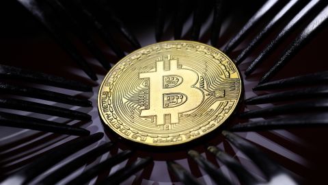 El bitcoin en caída arrastra a otros altcoins.