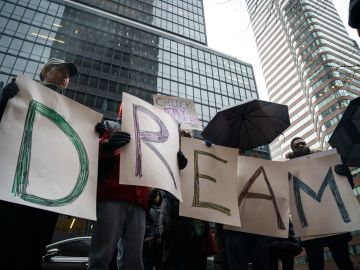 Más de 780,000 jóvenes están protegidos por DACA.