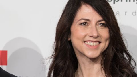 MacKenzie Scott dona millones de dólares a universidades y organizaciones que luchan contra la pobreza