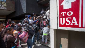 Miles de inmigrantes todavía esperan en México para pedir asilo en EE.UU.