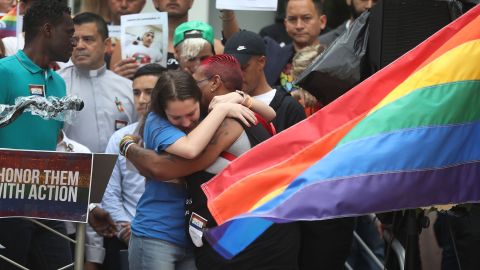 Cientos de personas se reunieron en la discoteca Pulse para recordar el aniversario.