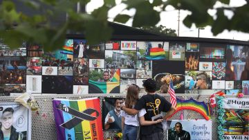 Muchos se acercaron al el monumento a las víctimas de los disparos en el club nocturno Pulse.