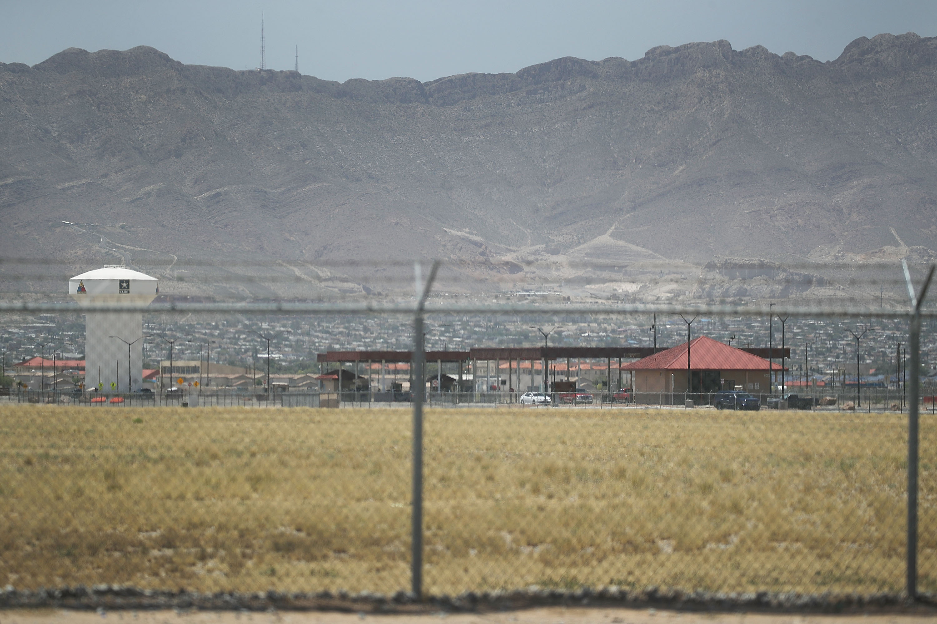 Hay un campamento para niños migrantes en la base militar de Fort Bliss en Texas.