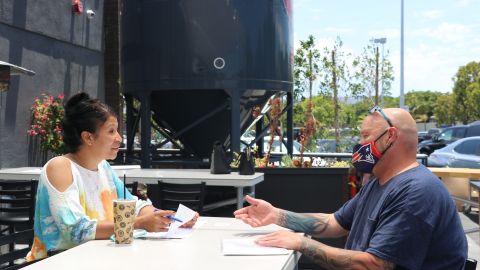Sandra Vivas da una entrevista de trabajo a Raymond Liberge.