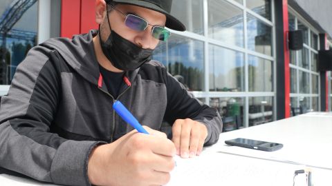 David Miramontes llena una solicitud de empleo.