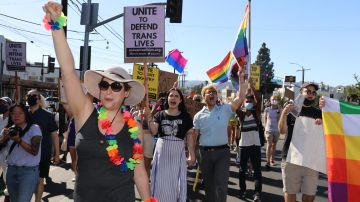 Jessica Hogan clama por los derechos de la comunidad LGBTQ.