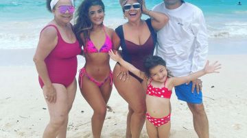Carolina Sandoval con su familia en Hawaii