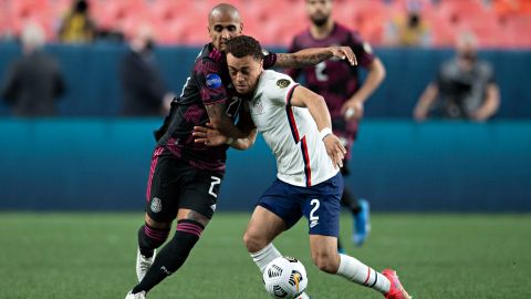 Sergiño Dest (der.) se llevó a tres jugadores de México en una pincelada de fútbol.