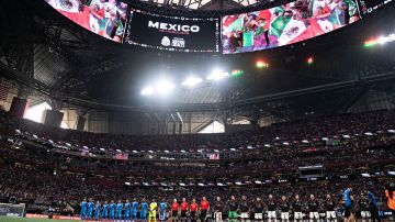 La ceremonia de los himnos antes del México-Honduras en el estadio Mercedes Benz.