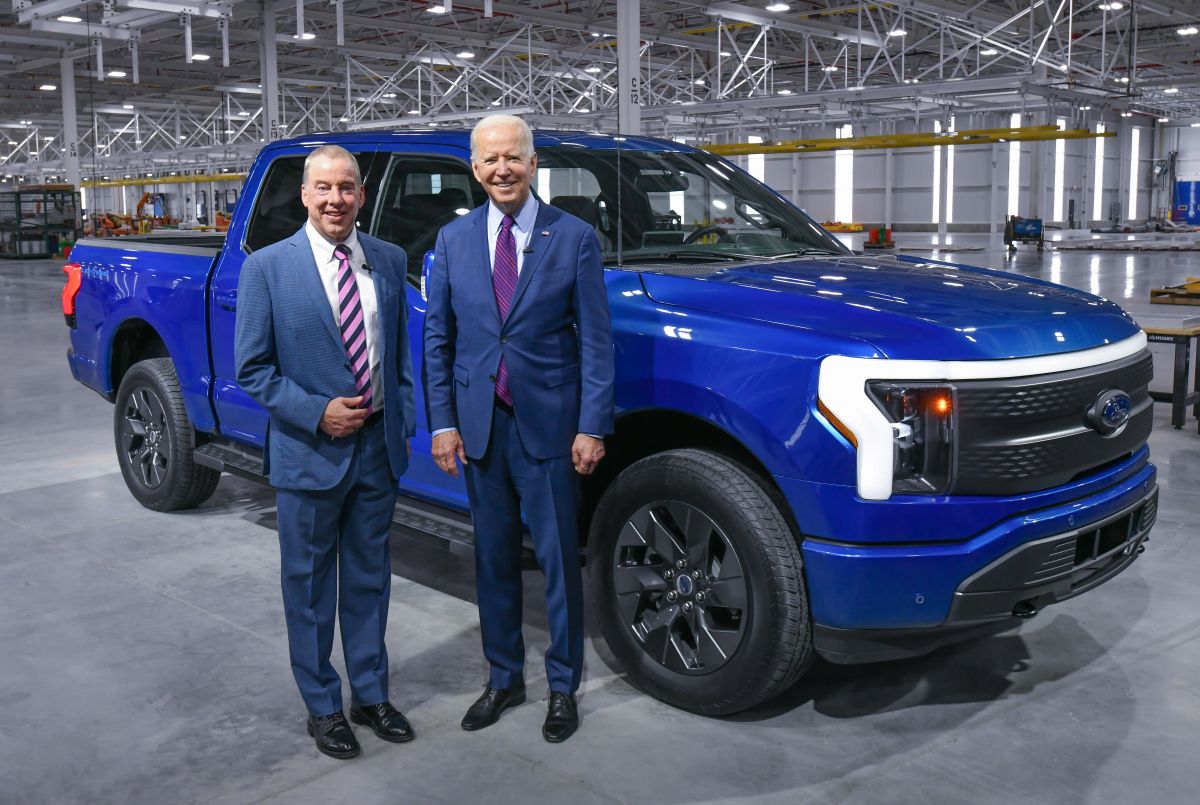 Foto del presidente Joe Biden junto a Bill Ford con la F-150 Lightning al fondo