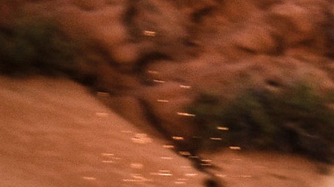 Foto del Jeep Grand Cherokee L 2021 corriendo en el desierto