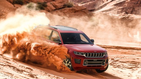 Foto del Jeep Grand Cherokee L 2021 corriendo en el desierto