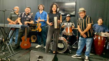 El grupo musical Jornaleros del Norte ha acompañado la lucha migrante por más de dos décadas. (Araceli Martínez/La Opinión)