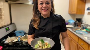 La chef Gricelda Judith Burgueõ Gutiérrez se abre camino en el mundo de la gastronomía angelina. (Araceli Martínez/La Opinión)