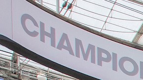 Representantes de las 56 organizaciones comunitarias en la cancha de SoFi Stadium.