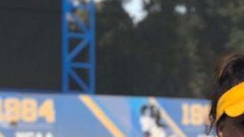 Lilly Travieso (d) entregando un reconocimiento a la jugadora de softbal Lisa Fernández. (Suministrada)