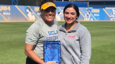 Lilly Travieso (d) entregando un reconocimiento a la jugadora de softbal Lisa Fernández. (Suministrada)