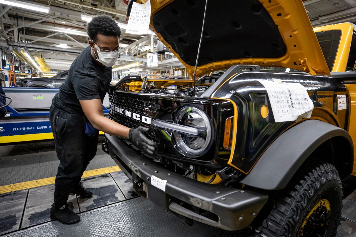 Foto de un trabajador de Ford haciendo el ensamblaje de la nueva Ford Bronco 2021