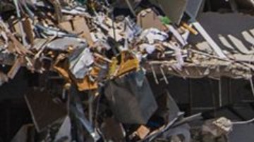 Imágenes de cámaras mostraron que el edificio cayó por etapas.