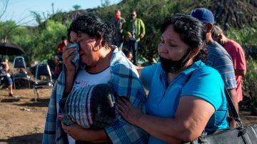 Familiares esperan información en las afueras de la mina en el municipio de Múzquiz, Coahuila.
