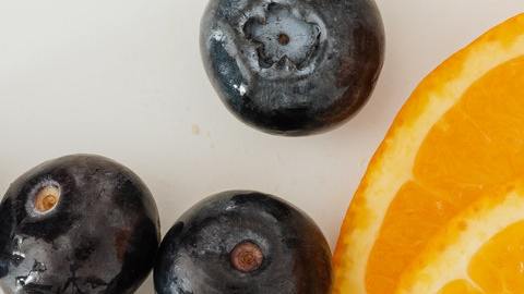 Naranja y arándanos