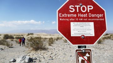 Letreros advierten que no es conveniente caminar después de las 10 a.m. por la ola de calor en el Valle de la Muerte.