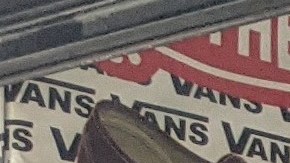 Jesús Hernández empleado de Andy's Hip Hop en Wilmington. (Jacqueline García/La Opinión)