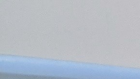 Britney Narez pone gasolina en su camioneta en Wilmington. (Jacqueline García/La Opinión)