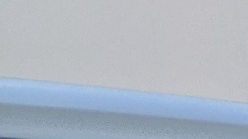 Britney Narez pone gasolina en su camioneta en Wilmington. (Jacqueline García/La Opinión)