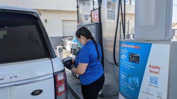 Britney Narez pone gasolina en su camioneta en Wilmington. (Jacqueline García/La Opinión)