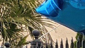 Un altar afuera de la casa de los Rodríguez en honor a los tres niños fallecidos. (Jacqueline García/La Opinión)