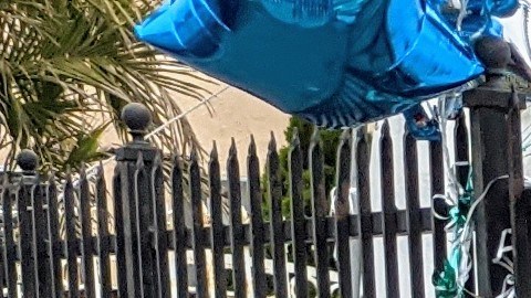 Un altar afuera de la casa de los Rodríguez en honor a los tres niños fallecidos. (Jacqueline García/La Opinión)