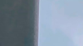 Macarena Datorre, de 13 años, y su madre, la peruana Mónica, posan junto a su perro.