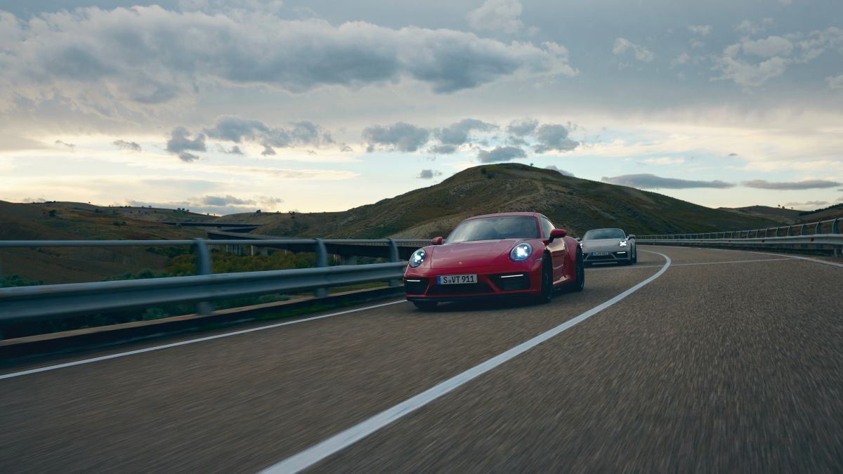 Foto de los dos modelos del nuevo 911 GTS en una carretera