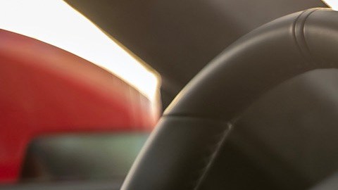 Foto del interior de un Porsche mostrando el nuevo sistema de infoentretenimiento con el asistente de voz en pantalla