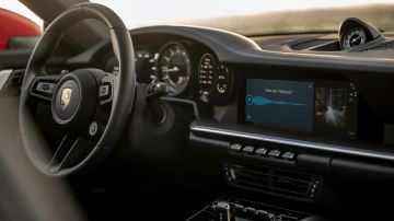 Foto del interior de un Porsche mostrando el nuevo sistema de infoentretenimiento con el asistente de voz en pantalla