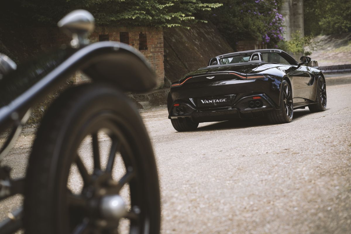 Detalle del nuevo Q de Aston Martin Vantage Roadster junto al A3