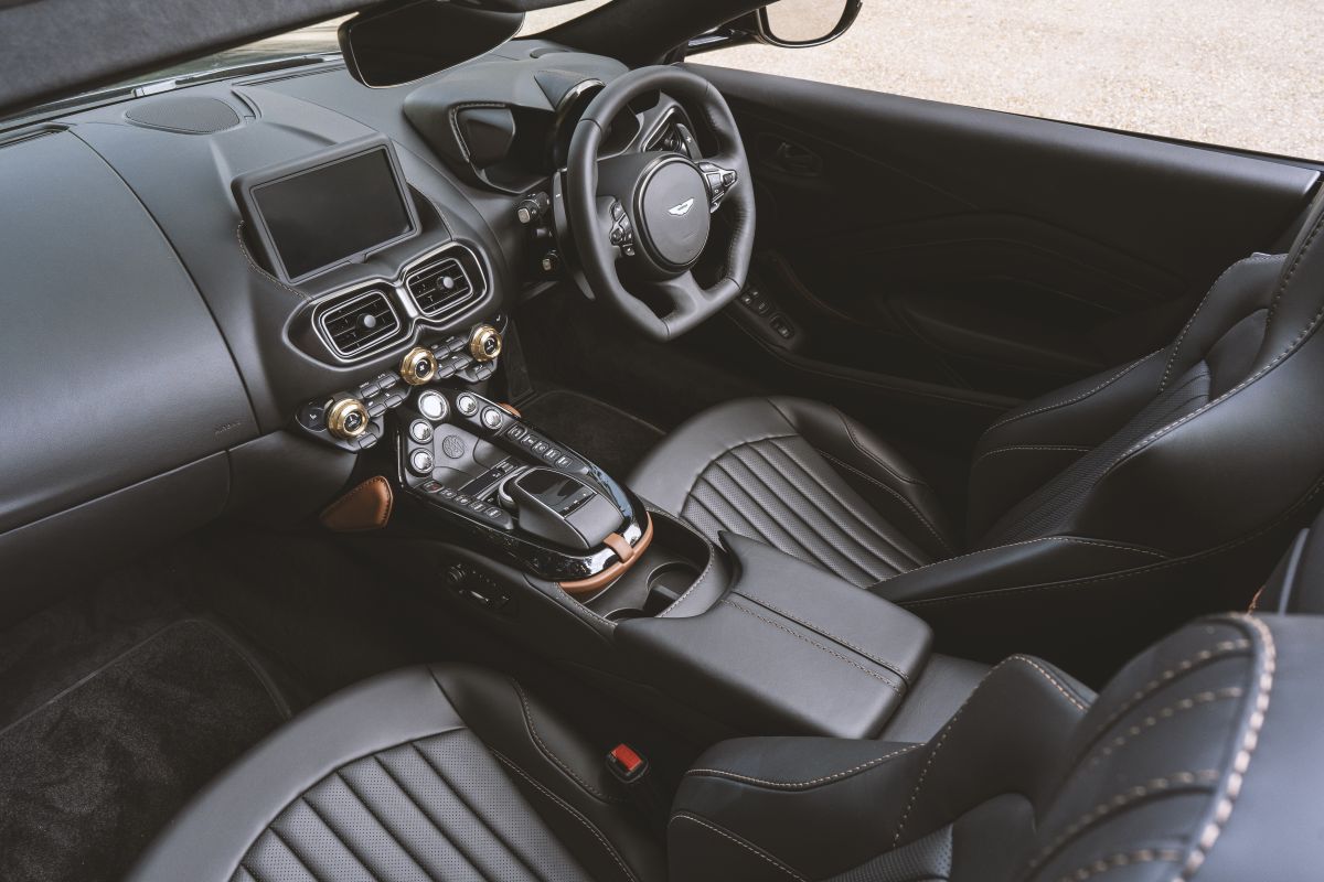 Foto del interior del nuevo Q de Aston Martin Vantage Roadster junto al A3