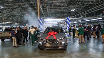 Foto de la celebración en una planta de Hyundai con el inicio de la producción de la Santa Cruz
