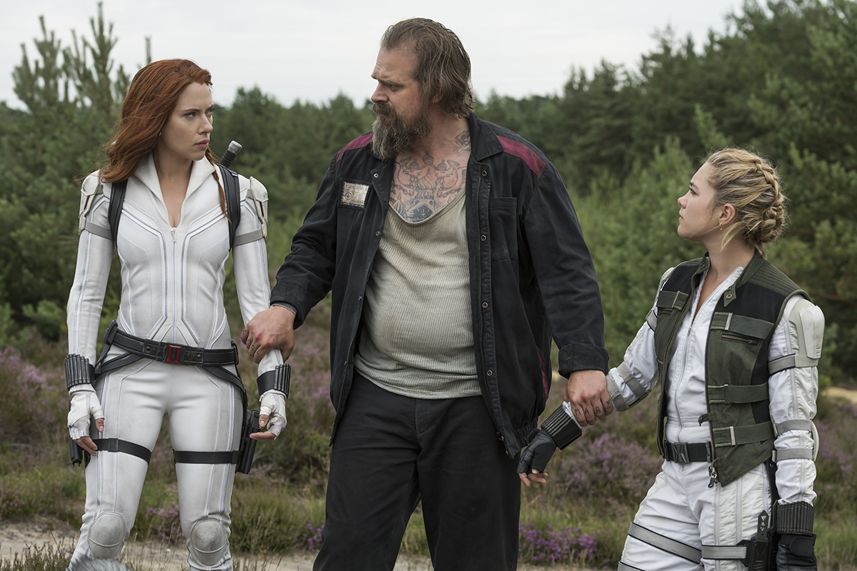 Alexei "Red Guardian" (David Harbour), entre Natasha y Yelena.