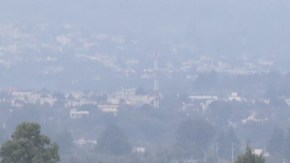 El socavón en el Municipio de Juan C. Bonilla, Puebla, ya se tragó casi toda la casa de la familia Sánchez Xalamiahua.