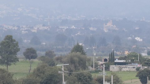El socavón en el Municipio de Juan C. Bonilla, Puebla, ya se tragó casi toda la casa de la familia Sánchez Xalamiahua.