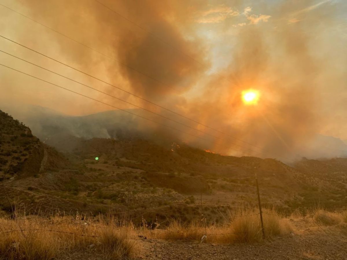 Dos incendios forestales han devorado más de 100,000 acres en Arizona y