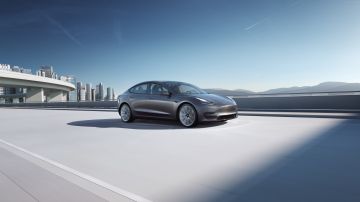 Foto del Model 3 de Tesla estacionado en la carretera