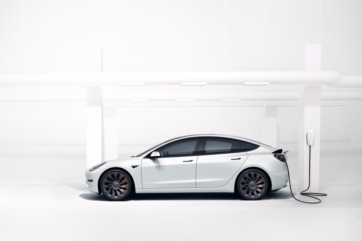 Foto del Model 3 de Tesla cargándose