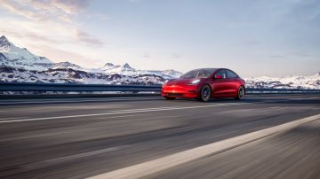 Foto del Model 3 de Tesla en la carretera