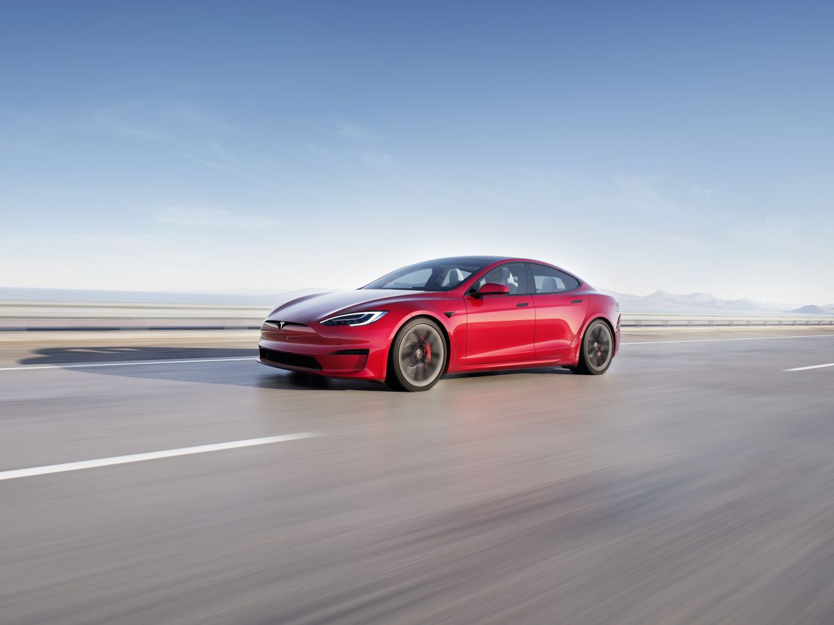 Foto del Model S Plaid de Tesla de color rojo corriendo por la carretera